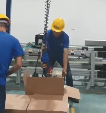 貴重零部件如何安全高效裝進(jìn)紙箱中？可以試試智能提升機(jī)