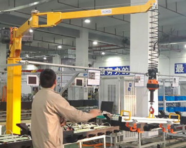 買一臺智能折臂提升機(jī)可以給工廠帶來強(qiáng)大助力